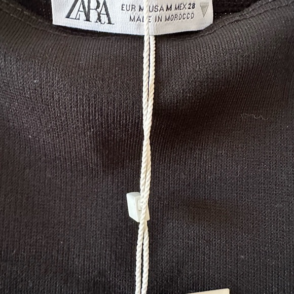 Size is medium, but fit for size 4 - Picture 2 of 4